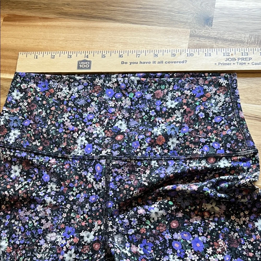 Lululemon Athletica Multicolor Floral Capris Sz‎ 8